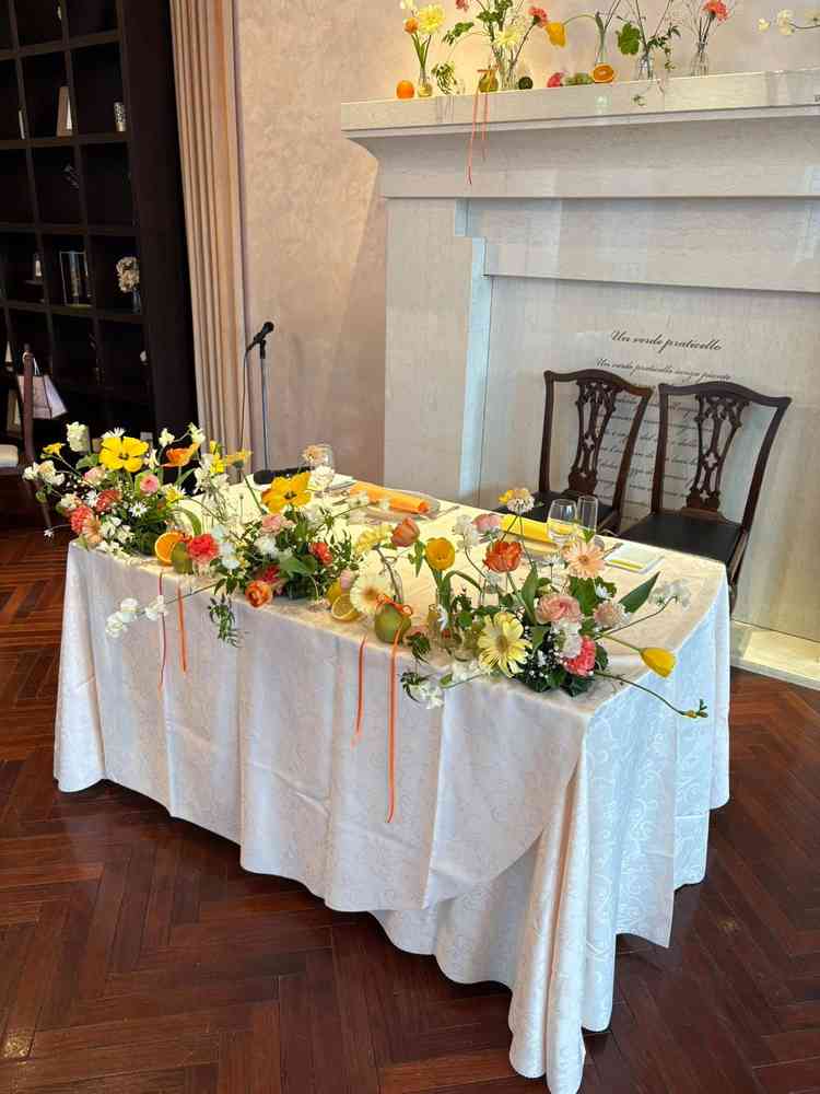 お花の色合いがとても素敵で、真似したくなるような高砂席