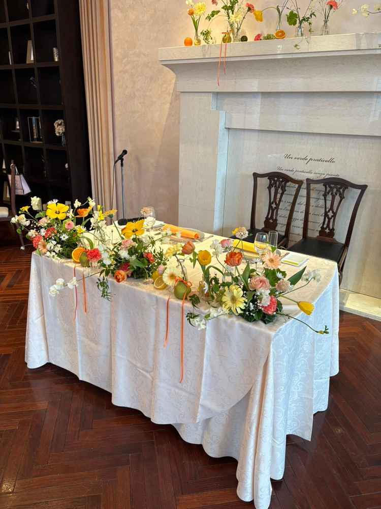 お花の色合いがとても素敵で、真似したくなるような高砂席