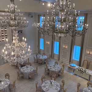 披露宴会場を階段の上から見た写真。天井が高く開放感がすごい。