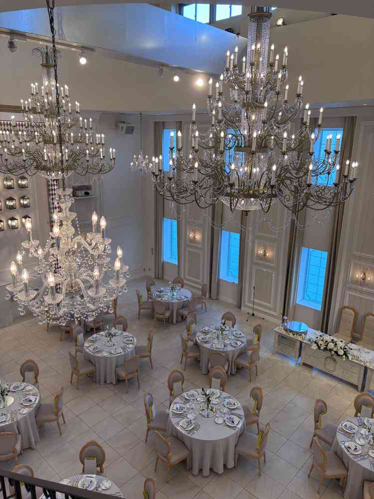 披露宴会場を階段の上から見た写真。天井が高く開放感がすごい。