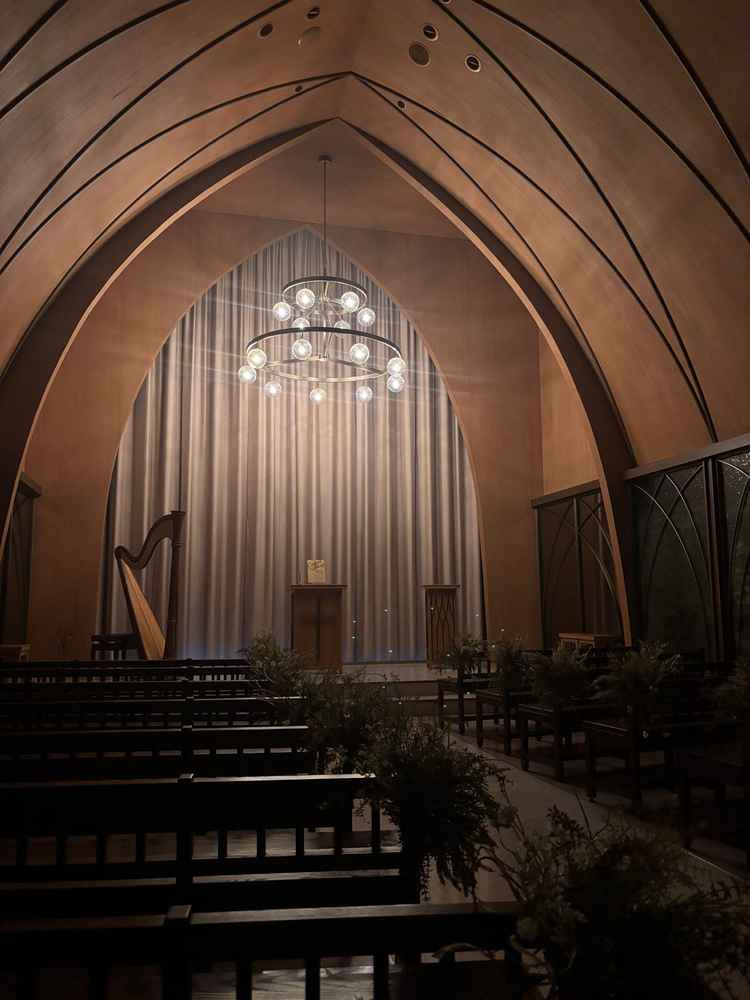 入場中のチャペル。カーテンが閉まっており、落ち着いた雰囲気。