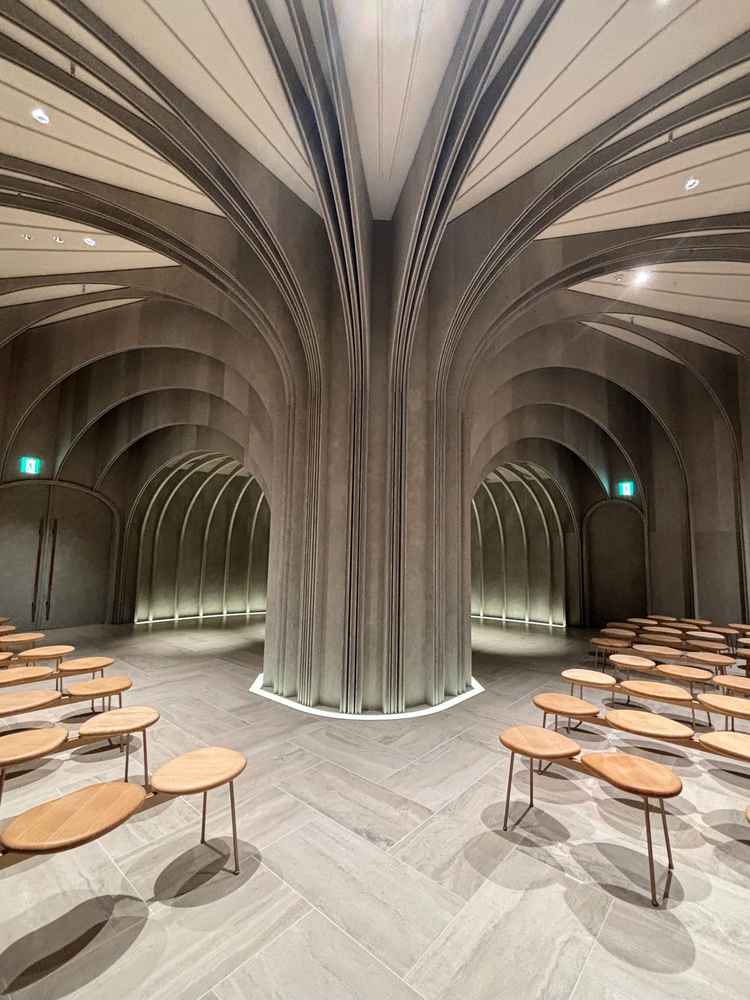 チャペルは独特な形をしていて、立ち位置によって全く違う景色が見れます。