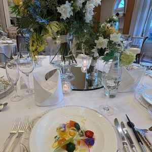 試食会の前菜の写真です。色鮮やかでお花がとても綺麗でした。サーモンが美味しかったです。