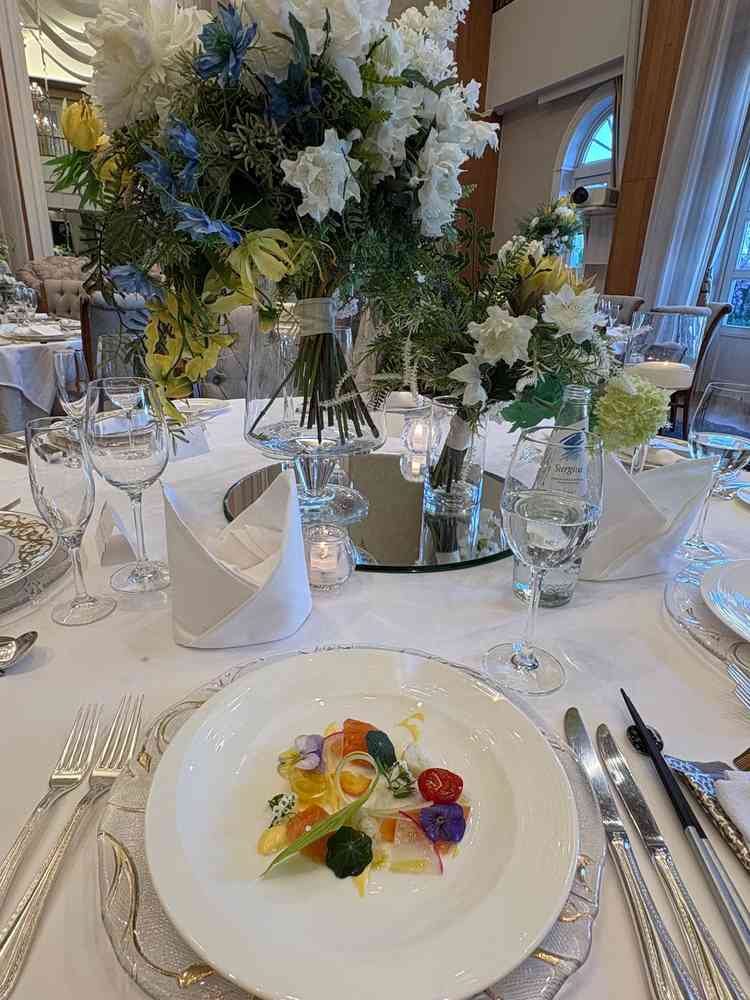 試食会の前菜の写真です。色鮮やかでお花がとても綺麗でした。サーモンが美味しかったです。