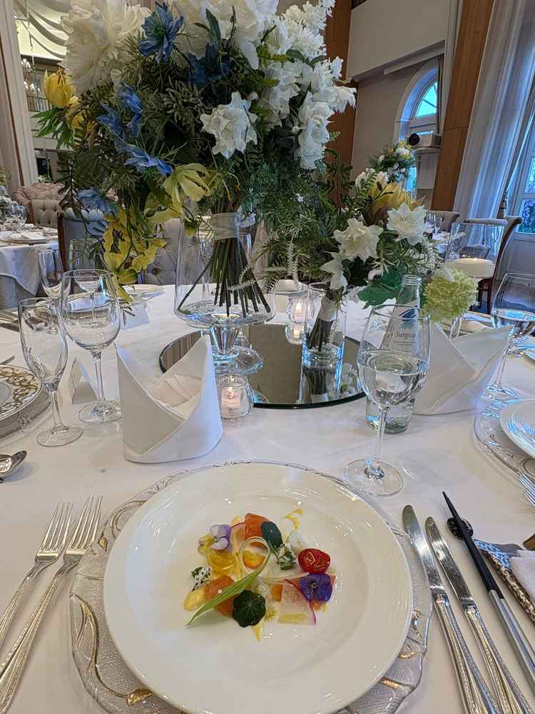 試食会の前菜の写真です。色鮮やかでお花がとても綺麗でした。サーモンが美味しかったです。