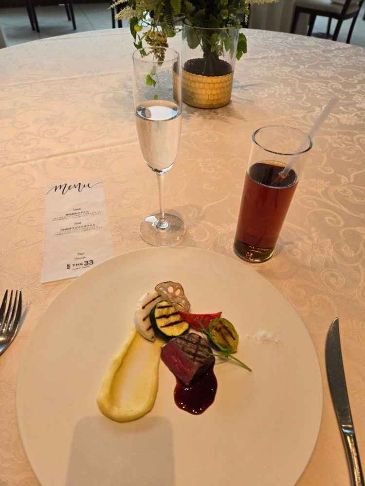 牛肉のクオリティが高く素材の旨みがダイレクトに伝わってきました。シンプルに塩でいただくスタイルも○。