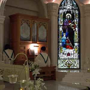 パイプオルガンによる生演奏があります。