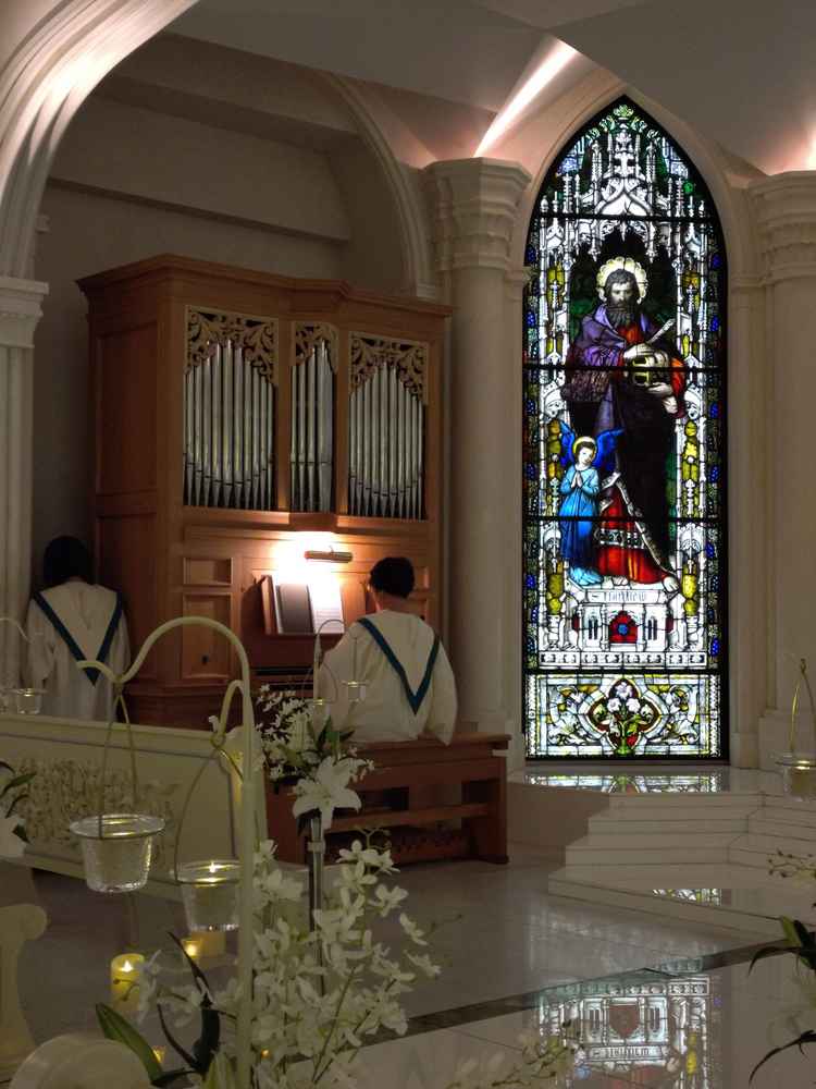 パイプオルガンによる生演奏があります。