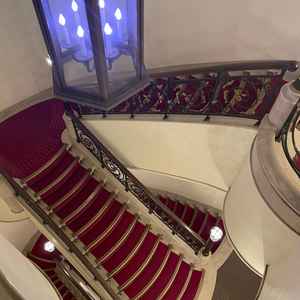 チャペル外の階段。レトロで可愛い