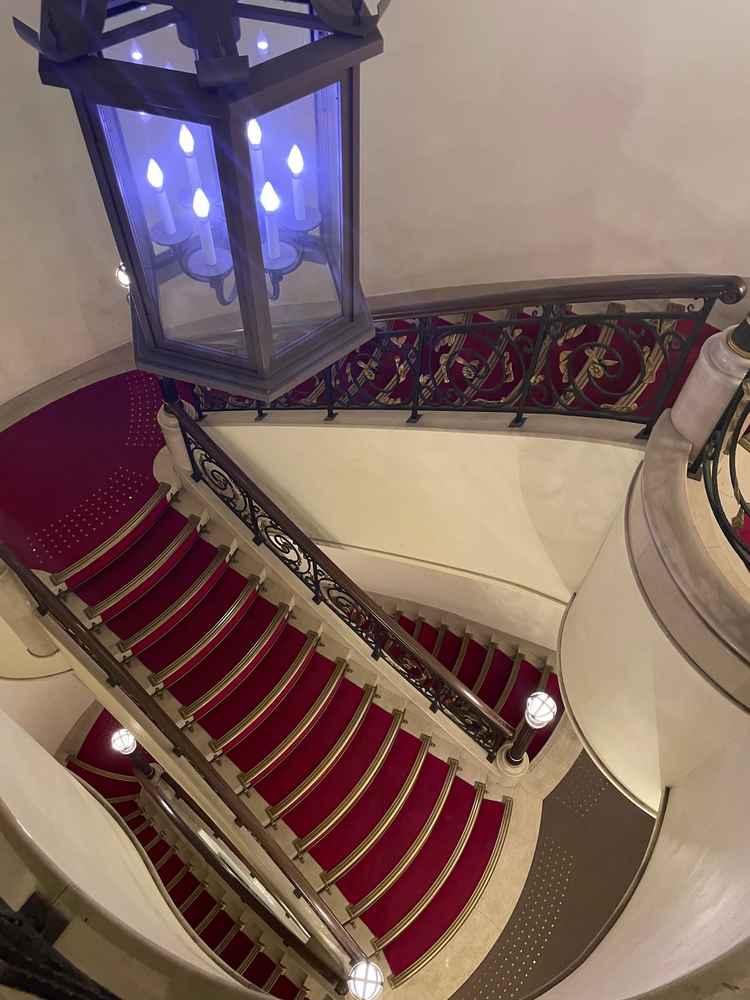 チャペル外の階段。レトロで可愛い