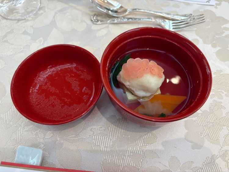 試食のお吸い物。口当たりは優しく、飲み込むと味わい深く美味しかったです。具材含めてバランス良い一品。