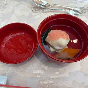 試食のお吸い物。口当たりは優しく、飲み込むと味わい深く美味しかったです。具材含めてバランス良い一品。