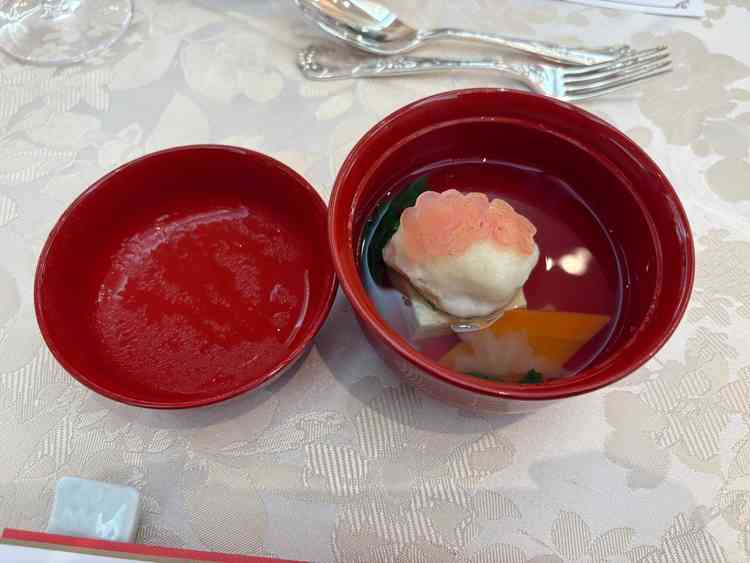 試食のお吸い物。口当たりは優しく、飲み込むと味わい深く美味しかったです。具材含めてバランス良い一品。