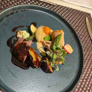 メイン料理。甘鯛の鱗焼きが斬新でとても美味しかったです。