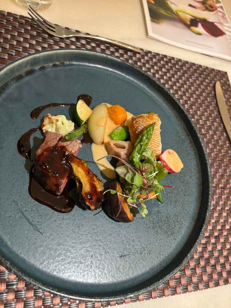 メイン料理。甘鯛の鱗焼きが斬新でとても美味しかったです。