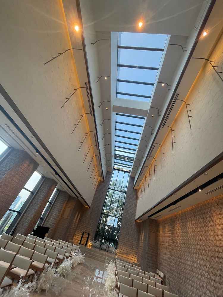 チャペルです。天井は写真で見るよりも高く圧巻でした。左側の窓から、16階か東京の街並みが見えました。