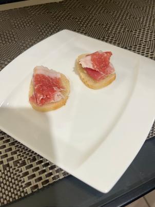 ウェルカムフードの生ハム。非常に美味しかったです。