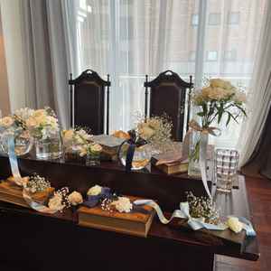 メイン高砂の写真。木目調の披露宴会場で、温かみがあり素敵でした。