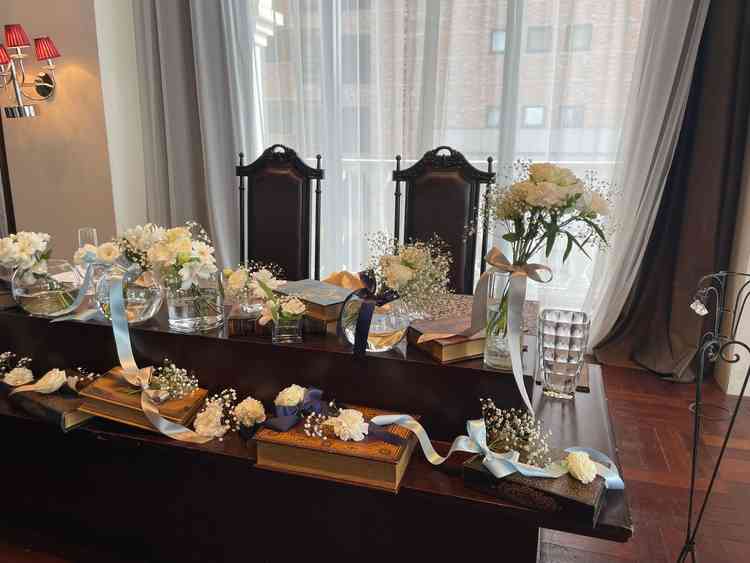 メイン高砂の写真。木目調の披露宴会場で、温かみがあり素敵でした。