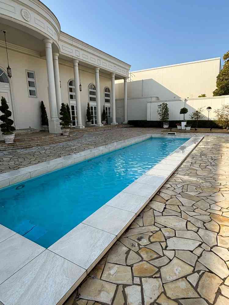 入ってすぐのプールです。風船飛ばしなどもできます。