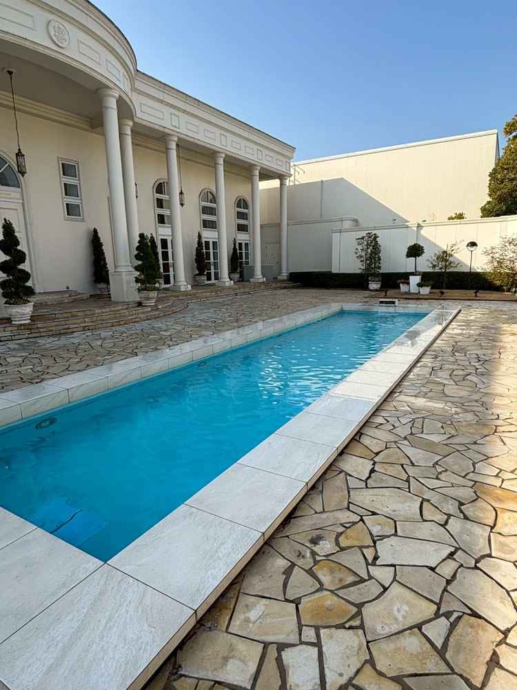 入ってすぐのプールです。風船飛ばしなどもできます。