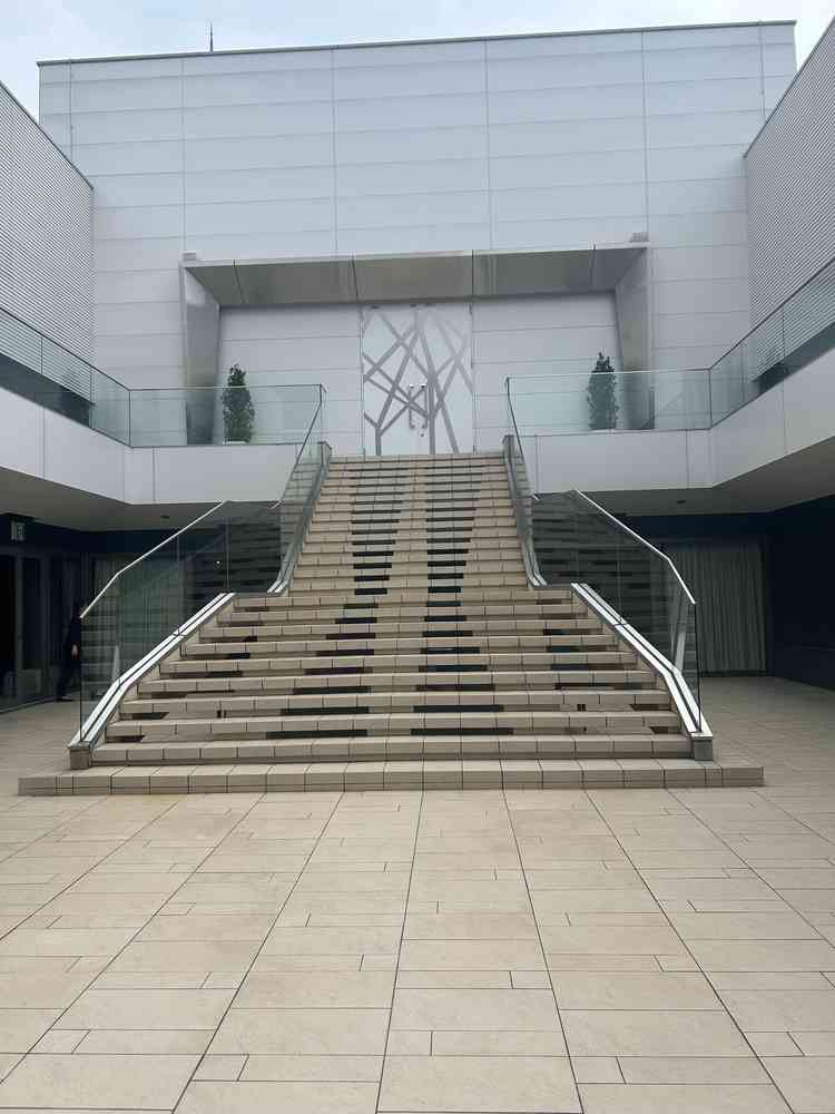 広々とした空間で、ゲスト100名ほどがフラワーシャワーをしてもらうのにすごくいいと感じた。