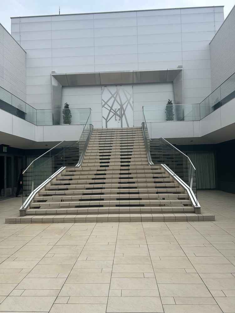 広々とした空間で、ゲスト100名ほどがフラワーシャワーをしてもらうのにすごくいいと感じた。