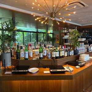 お待ち会いをする会場のバーカウンター。