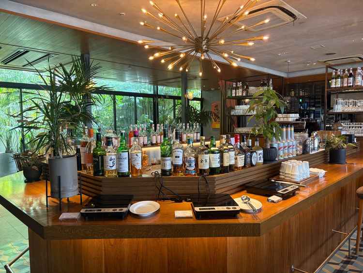 お待ち会いをする会場のバーカウンター。