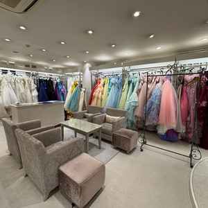 ドレスサロン(タキシードなどありました！)