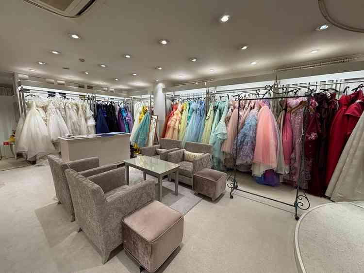 ドレスサロン(タキシードなどありました！)