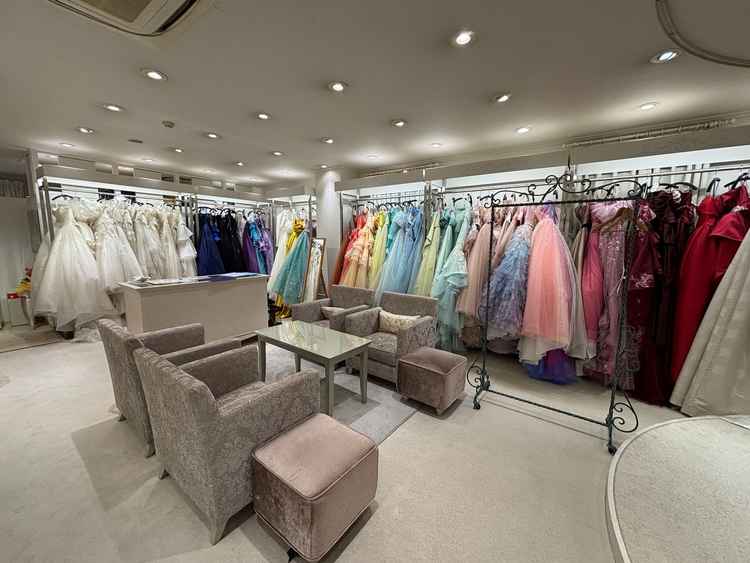 ドレスサロン(タキシードなどありました！)