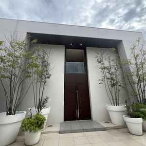 挙式会場入り口です。真ん中の上は扉が開き、上から新郎新婦がお菓子撒きの演出もできるそうです。