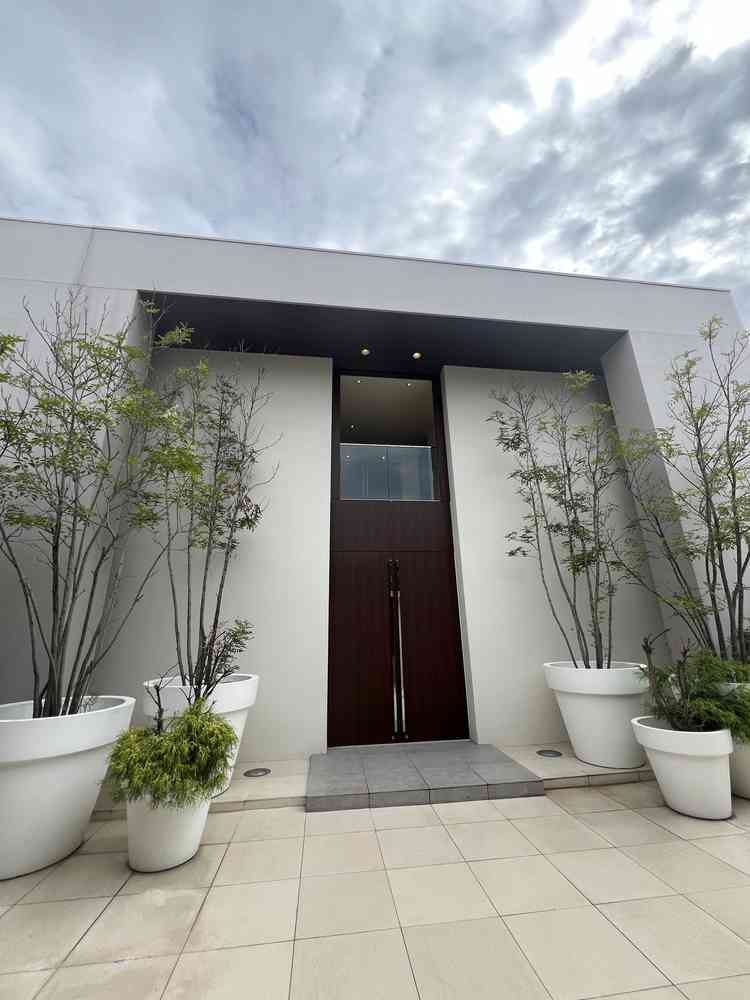 挙式会場入り口です。真ん中の上は扉が開き、上から新郎新婦がお菓子撒きの演出もできるそうです。