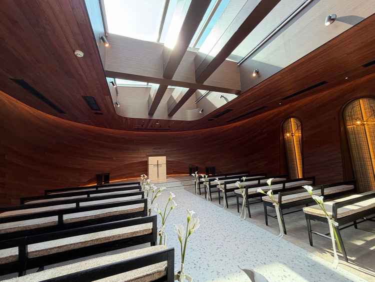 挙式会場。写真以上に自然光が良く入る。