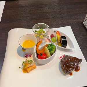 お肉の試食がとっても美味しかったです。野菜もバランスよく取れていて嬉しかったです。