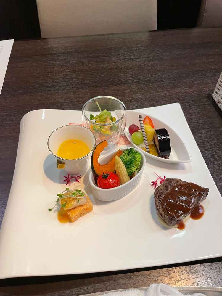 お肉の試食がとっても美味しかったです。野菜もバランスよく取れていて嬉しかったです。