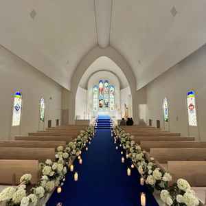 ロイヤルブルーのバージンロードと並ぶキャンドルの光が、幻想的で美しい雰囲気を出してて素敵でした