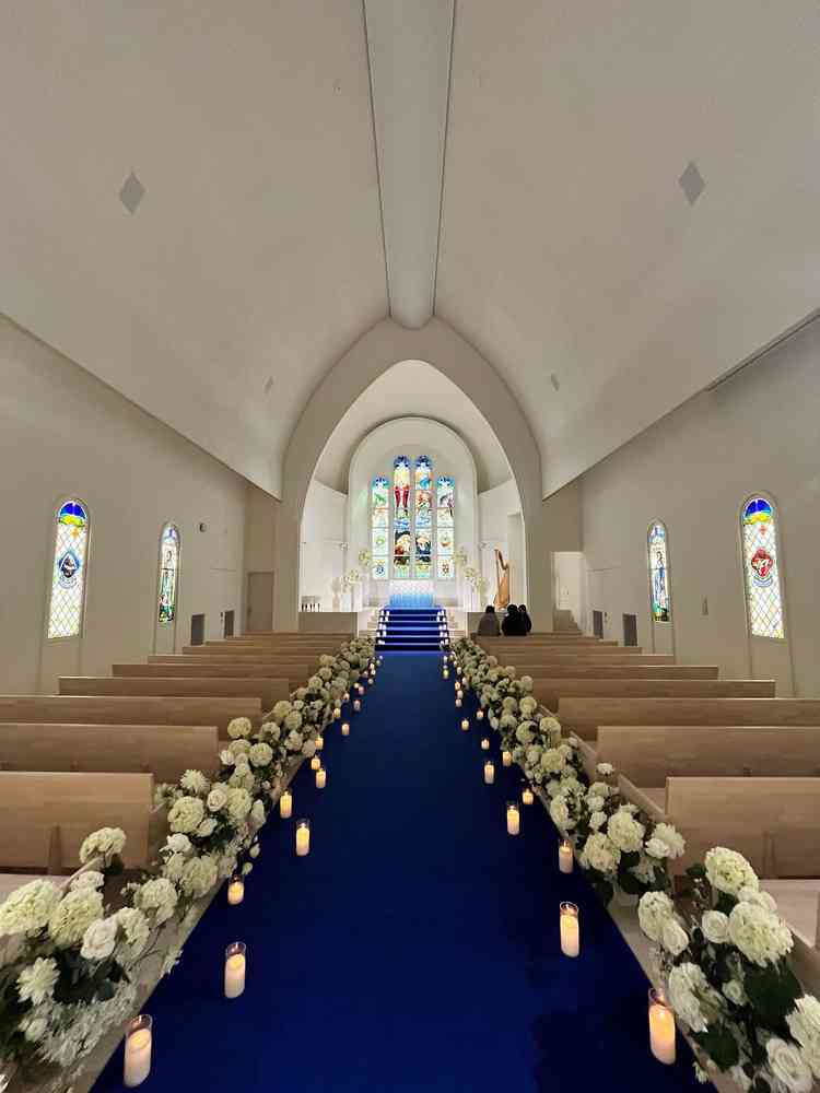 ロイヤルブルーのバージンロードと並ぶキャンドルの光が、幻想的で美しい雰囲気を出してて素敵でした