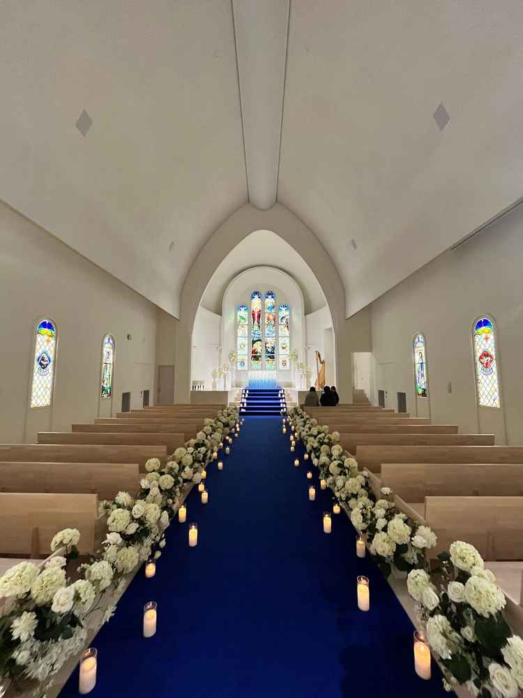 ロイヤルブルーのバージンロードと並ぶキャンドルの光が、幻想的で美しい雰囲気を出してて素敵でした