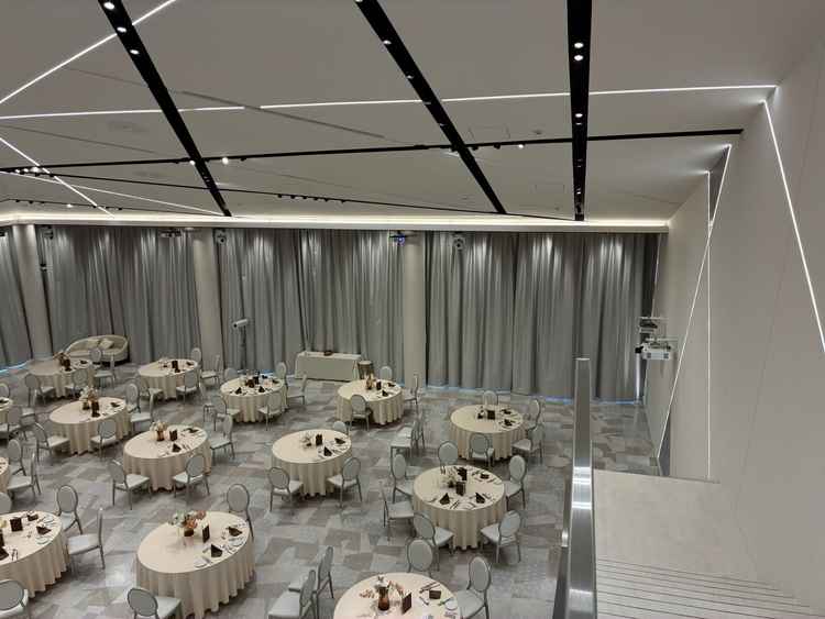 階段から入場できる会場