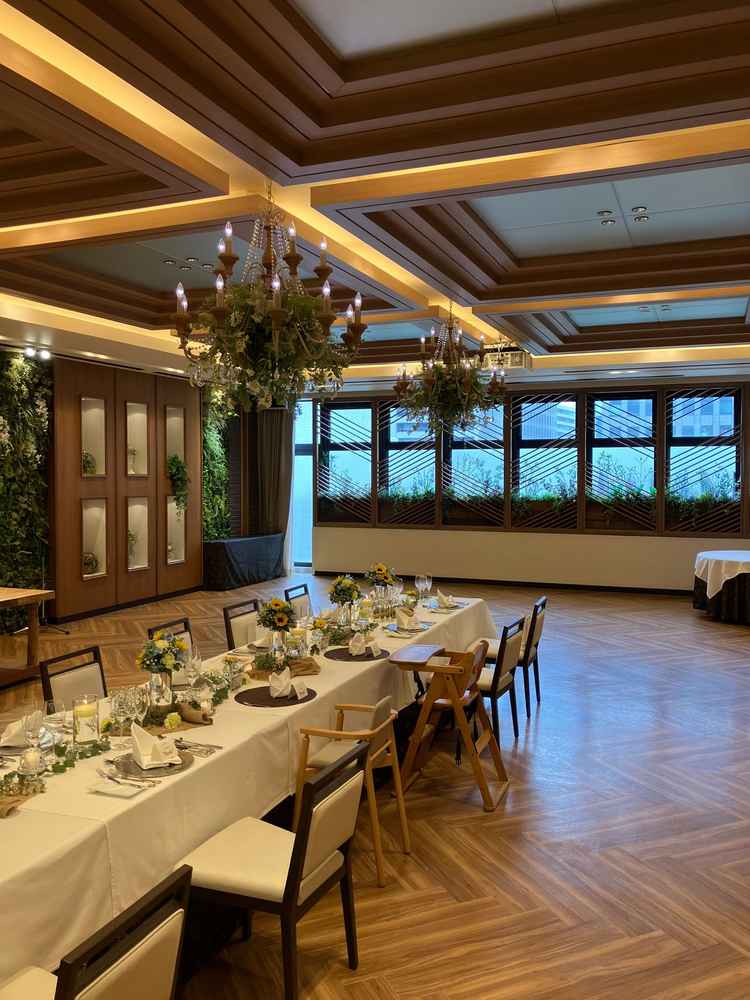 披露宴会場が季節のお花（ひまわり）で装飾がされており可愛かったです