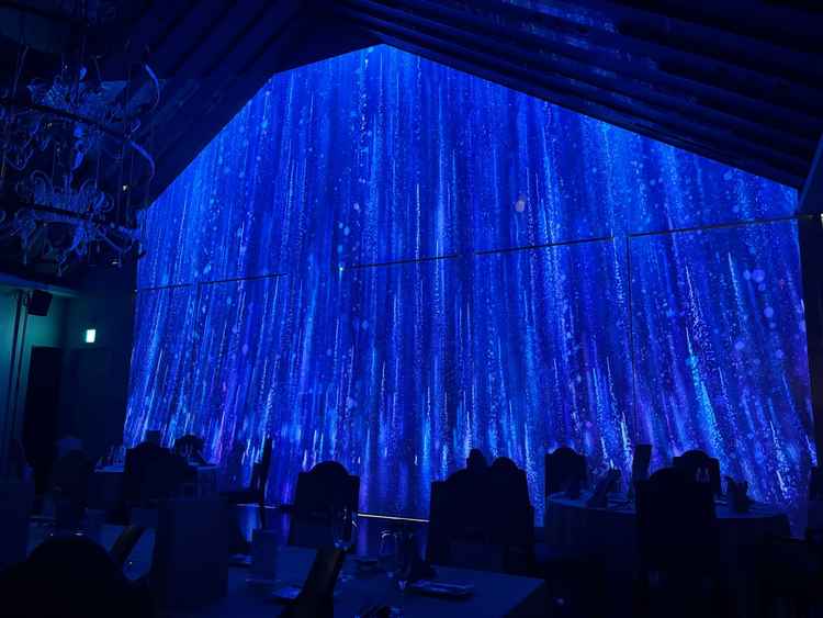 披露宴会場での演出の様子。演出に見惚れてしまいました。