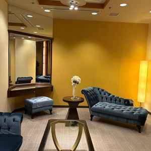 新郎新婦の控室。落ち着けるよう温かみのある部屋だった。