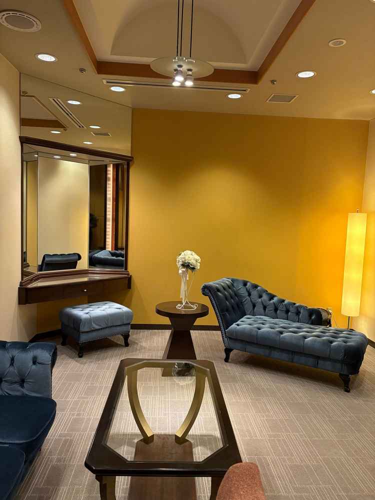 新郎新婦の控室。落ち着けるよう温かみのある部屋だった。