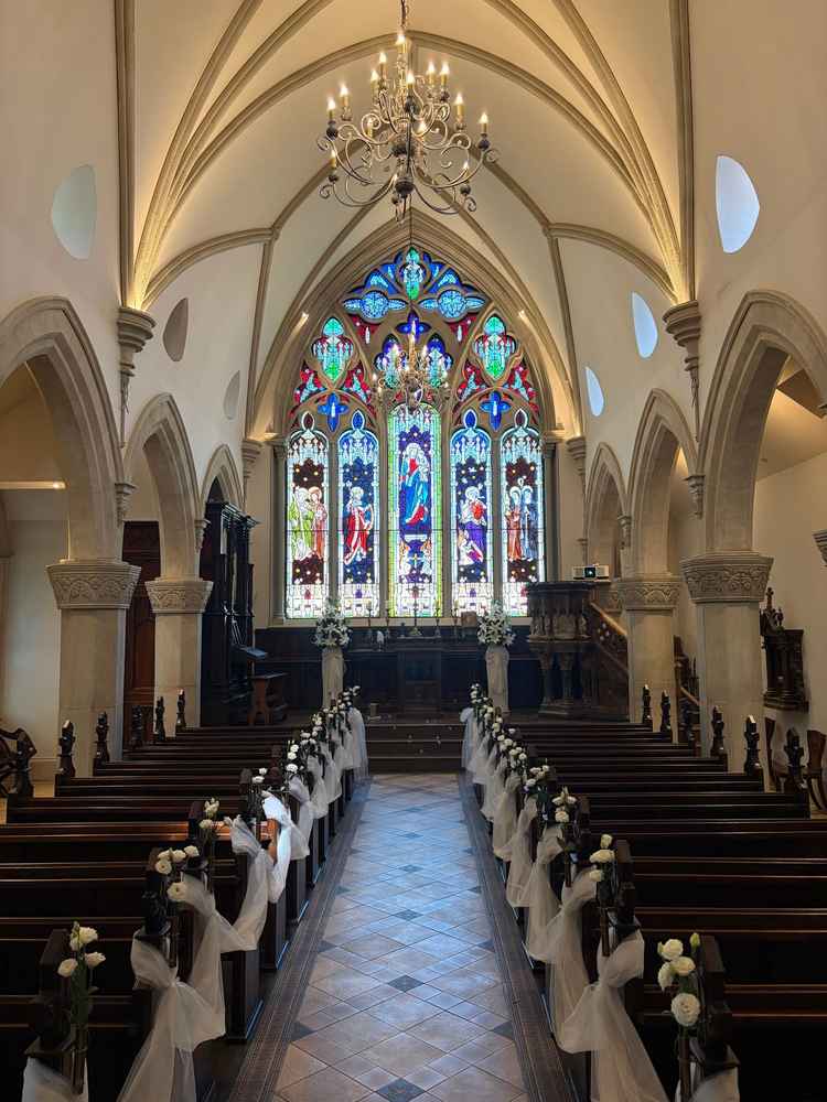 別館のチャペル。正面一面にあるステンドグラスが印象的。ステンドグラスは、神様モチーフと説明を受けた。