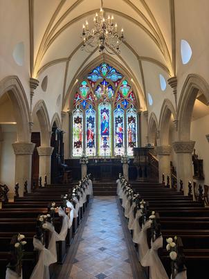 別館のチャペル。正面一面にあるステンドグラスが印象的。ステンドグラスは、神様モチーフと説明を受けた。