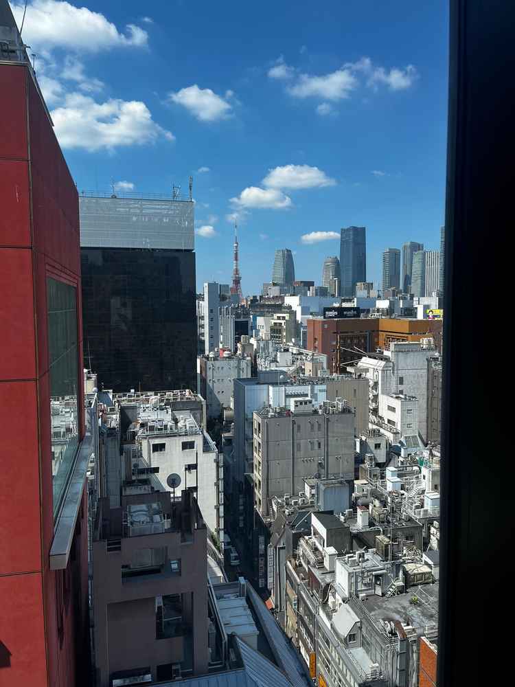 チャペル入り口から東京タワーが見える