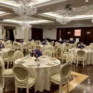 リュクスクラシカルという披露宴会場。木目調のクラシカルて素敵なデザインでした。