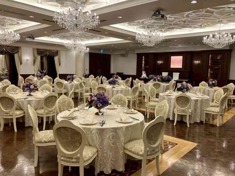 リュクスクラシカルという披露宴会場。木目調のクラシカルて素敵なデザインでした。